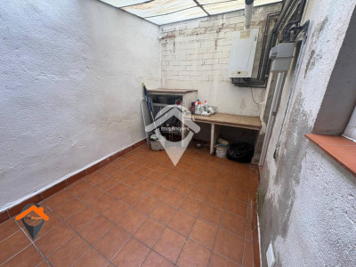 AMPLIA CASA EN CALLE TRANQUILA CON PATIO Y TERRAZA