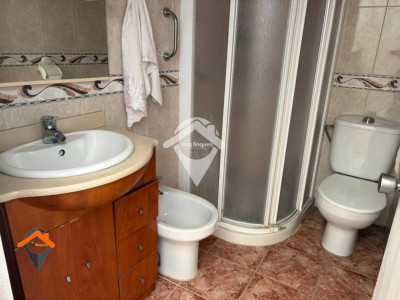 AMPLIA CASA EN CALLE TRANQUILA CON PATIO Y TERRAZA