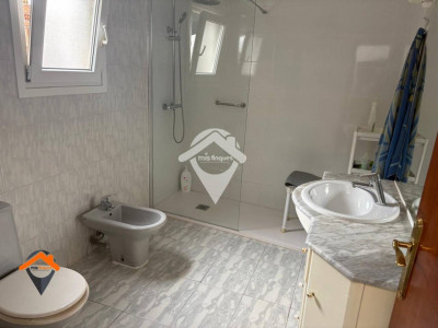 AMPLIA CASA EN CALLE TRANQUILA CON PATIO Y TERRAZA