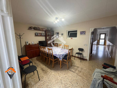 AMPLIA CASA EN CALLE TRANQUILA CON PATIO Y TERRAZA