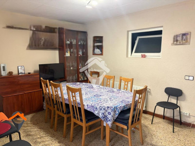 AMPLIA CASA EN CALLE TRANQUILA CON PATIO Y TERRAZA