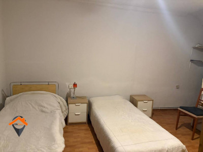 AMPLIA CASA EN UNA CALLE MUY TRANQUILA CON PATIO Y TERRAZA!!