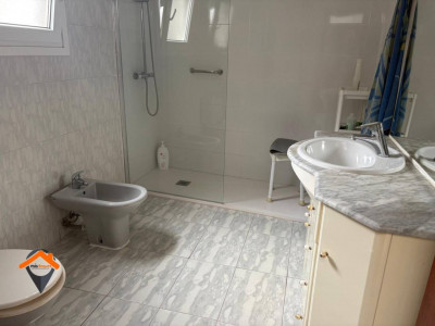 AMPLIA CASA EN UNA CALLE MUY TRANQUILA CON PATIO Y TERRAZA!!