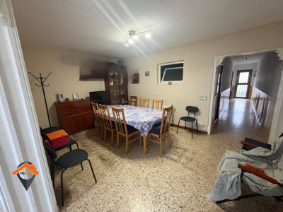 AMPLIA CASA EN UNA CALLE MUY TRANQUILA CON PATIO Y TERRAZA!!