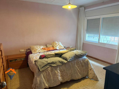 AMPLIA CASA EN UNA CALLE MUY TRANQUILA CON PATIO Y TERRAZA!!