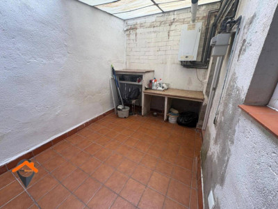 AMPLIA CASA EN UNA CALLE MUY TRANQUILA CON PATIO Y TERRAZA!!