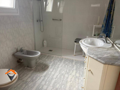 AMPLIA CASA EN UNA CALLE MUY TRANQUILA CON PATIO Y TERRAZA!!