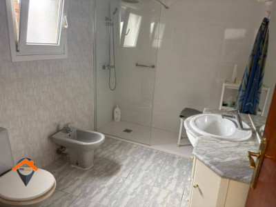 AMPLIA CASA EN UNA CALLE MUY TRANQUILA CON PATIO Y TERRAZA!!