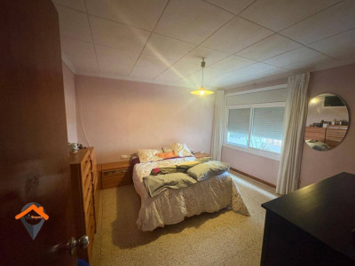 AMPLIA CASA EN UNA CALLE MUY TRANQUILA CON PATIO Y TERRAZA!!