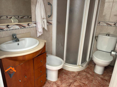 AMPLIA CASA EN UNA CALLE MUY TRANQUILA CON PATIO Y TERRAZA!!