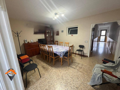 AMPLIA CASA EN UNA CALLE MUY TRANQUILA CON PATIO Y TERRAZA!!