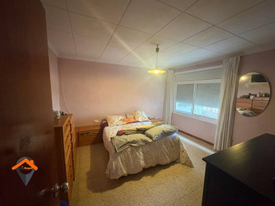 AMPLIA CASA EN UNA CALLE MUY TRANQUILA CON PATIO Y TERRAZA!!