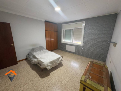 AMPLIA CASA EN UNA CALLE MUY TRANQUILA CON PATIO Y TERRAZA!!