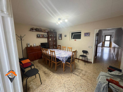 AMPLIA CASA EN UNA CALLE MUY TRANQUILA CON PATIO Y TERRAZA!!