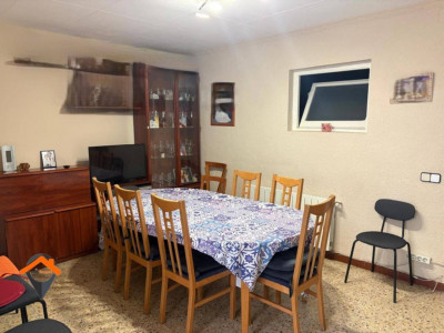 AMPLIA CASA EN UNA CALLE MUY TRANQUILA CON PATIO Y TERRAZA!!