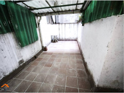 AMPLIO PISO CON PATIO EN AVENIDA BARBERÁ – UBICACIÓN INMEJORABLE!!