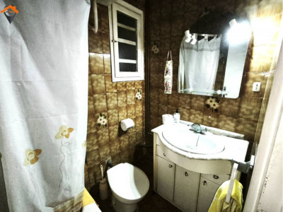 AMPLIO PISO CON PATIO EN AVENIDA BARBERÁ – UBICACIÓN INMEJORABLE!!