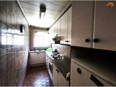 AMPLIO PISO CON PATIO EN AVENIDA BARBERÁ – UBICACIÓN INMEJORABLE!!