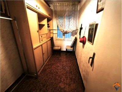 AMPLIO PISO CON PATIO EN AVENIDA BARBERÁ – UBICACIÓN INMEJORABLE!!