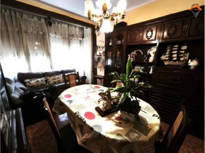 AMPLIO PISO CON PATIO EN AVENIDA BARBERÁ – UBICACIÓN INMEJORABLE!!