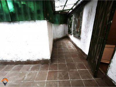 AMPLIO PISO CON PATIO EN AVENIDA BARBERÁ – UBICACIÓN INMEJORABLE!!