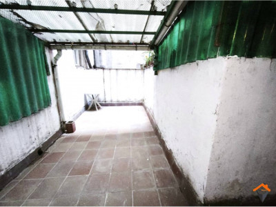 AMPLIO PISO CON PATIO EN AVENIDA BARBERÁ – UBICACIÓN INMEJORABLE!!