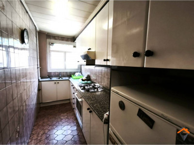 AMPLIO PISO CON PATIO EN AVENIDA BARBERÁ – UBICACIÓN INMEJORABLE!!