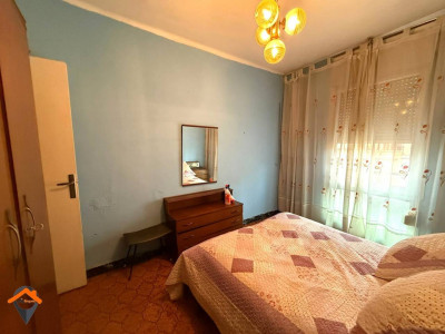 AMPLIO PISO CON PATIO EN AVENIDA BARBERÁ – UBICACIÓN INMEJORABLE!!