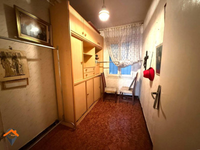 AMPLIO PISO CON PATIO EN AVENIDA BARBERÁ – UBICACIÓN INMEJORABLE!!