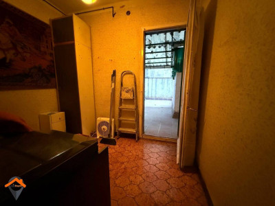 AMPLIO PISO CON PATIO EN AVENIDA BARBERÁ – UBICACIÓN INMEJORABLE!!