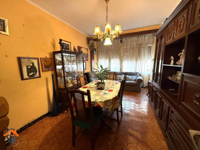 AMPLIO PISO CON PATIO EN AVENIDA BARBERÁ – UBICACIÓN INMEJORABLE!!