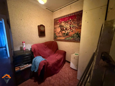 AMPLIO PISO CON PATIO EN AVENIDA BARBERÁ – UBICACIÓN INMEJORABLE!!