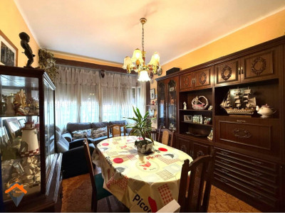 AMPLIO PISO CON PATIO EN AVENIDA BARBERÁ – UBICACIÓN INMEJORABLE!!