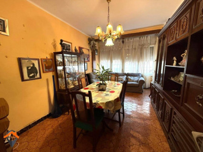 AMPLIO PISO CON PATIO EN AVENIDA BARBERÁ – UBICACIÓN INMEJORABLE!!