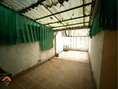 AMPLIO PISO CON PATIO EN AVENIDA BARBERÁ – UBICACIÓN INMEJORABLE!!