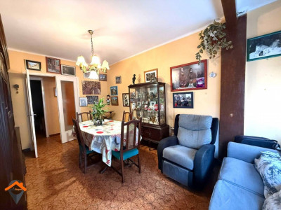 AMPLIO PISO CON PATIO EN AVENIDA BARBERÁ – UBICACIÓN INMEJORABLE!!