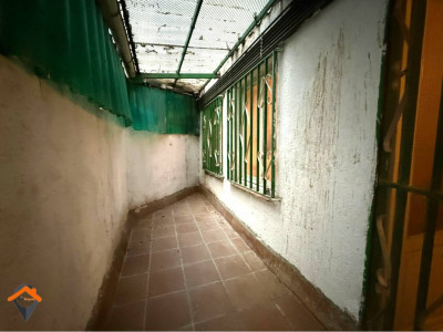 AMPLIO PISO CON PATIO EN AVENIDA BARBERÁ – UBICACIÓN INMEJORABLE!!