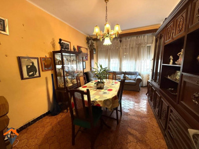 AMPLIO PISO CON PATIO EN AVENIDA BARBERÁ – UBICACIÓN INMEJORABLE!!