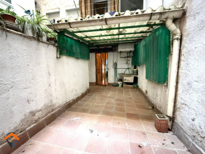 AMPLIO PISO CON PATIO EN AVENIDA BARBERÁ – UBICACIÓN INMEJORABLE!!