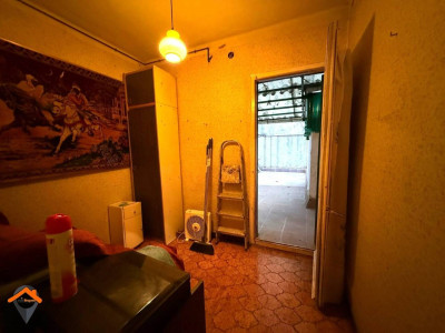 AMPLIO PISO CON PATIO EN AVENIDA BARBERÁ – UBICACIÓN INMEJORABLE!!