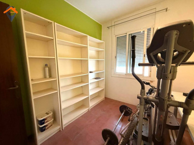 Amplio piso exterior con balcón junto a la Plaza de la Creu de Barberá!!