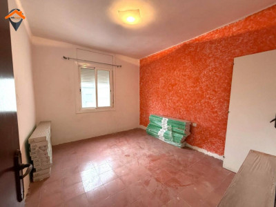 Amplio piso exterior con balcón junto a la Plaza de la Creu de Barberá!!