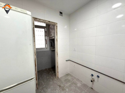 Amplio piso exterior con balcón junto a la Plaza de la Creu de Barberá!!