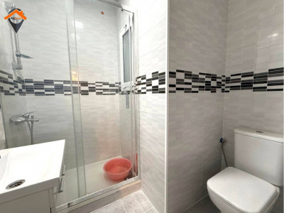 Amplio piso exterior con balcón junto a la Plaza de la Creu de Barberá!!