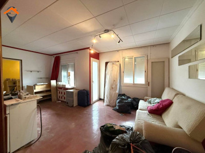 Amplio piso exterior con balcón junto a la Plaza de la Creu de Barberá!!