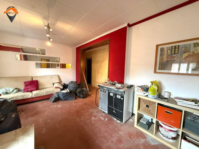 Amplio piso exterior con balcón junto a la Plaza de la Creu de Barberá!!