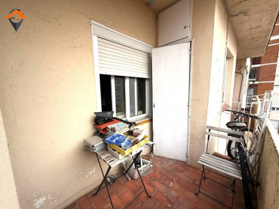Amplio piso exterior con balcón junto a la Plaza de la Creu de Barberá!!