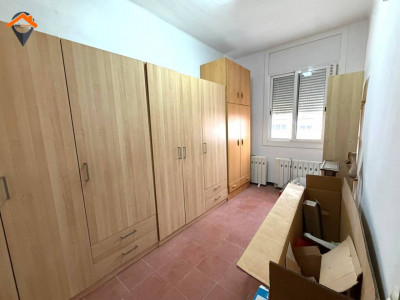 Amplio piso exterior con balcón junto a la Plaza de la Creu de Barberá!!