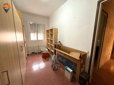 Amplio piso exterior con balcón junto a la Plaza de la Creu de Barberá!!