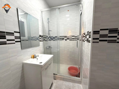 Amplio piso exterior con balcón junto a la Plaza de la Creu de Barberá!!